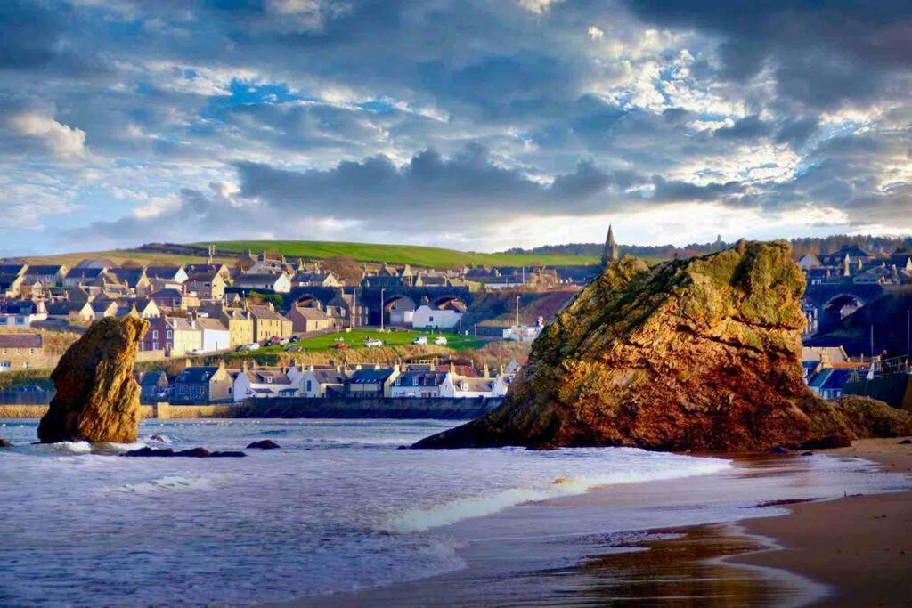 Hill Crest - Cliff Top Cottage With Stunning Views Cullen Bagian luar foto